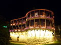 Maison à balcon de bois illuminée, construite sur les remparts de la vieille ville