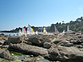 Voiles multicolores et rochers de granit sur la plage de Port Manec’h