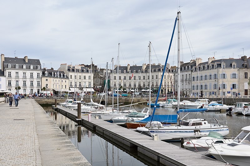 File:Port de Vannes quai Eric Tabarly.jpg