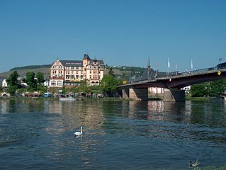 Deutsch: Die Mosel bei Bernkastel mit Brücke zu Kues.