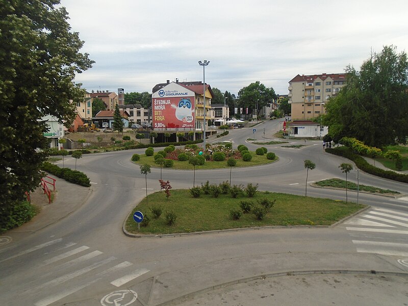 File:Roundabout Derventa.jpg