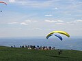 Français : Parapentes au sommet English: Paragliders on the top