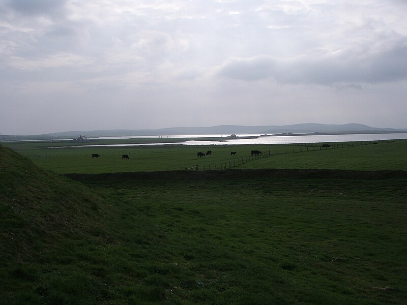 File:Orkn Maeshowe view.JPG