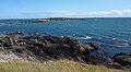 L'île de Raguénez et, en arrière-plan à droite, l'île Verte vues des falaises entre le hameau de Raguénez et la plage Dourveil.