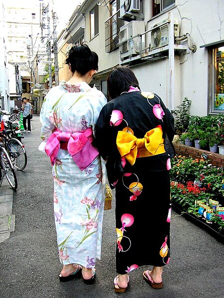 File:Kimono Girls' talk.jpg