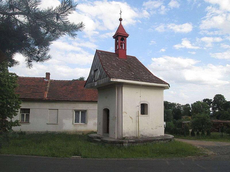 File:Kaple Nejsvětější Trojice v Kamenném Újezdu (Q37339235).jpg