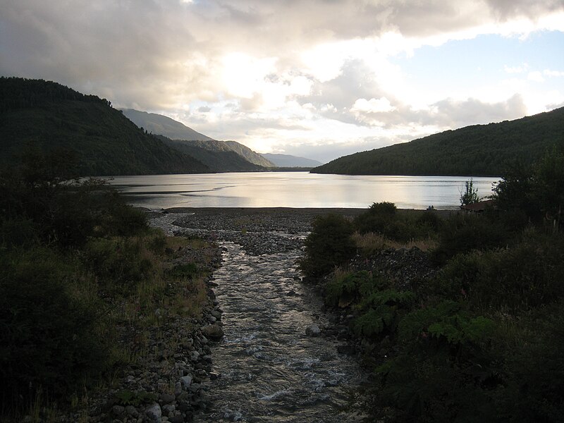 File:Puerto Puyuhuapi, Chile.jpg