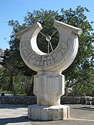 Sunčanik koji se nalazi u gradu Senju leži na 45. paraleli, te pokazuje kako se Senj nalazi točno na sredini između ekvatora i sjevernog pola (The Sundial that is found in the town of Senj lies on the 45th parallel, and shows how Senj is found exactly in the middle between the equator and the north pole)