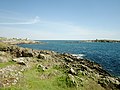 L'île de Raguenez vue à marée haute du littoral continental côté ouest.