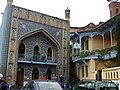 Bains Orbeliani et immeuble à balcon de bois