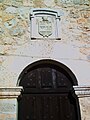 Puerta con escudo en Casa monumental.