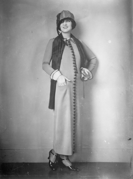 File:Norma Shearer in long coat.png