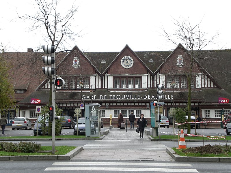 File:DeauvilleTrouvilleGare.JPG