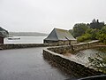 Le moulin à marée du Hénan ; au premier plan, l'étang du Hénan ; à l'arrière-plan, la ria de l'Aven 1.