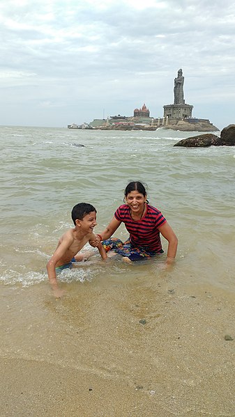 File:Day on beach.jpg