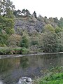 Le terril de l'ardoisière du Rick en bordure du Canal de Nantes à Brest.