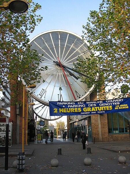 File:Cergy Saint-Christophe - Place de l'horloge - Gare.jpg