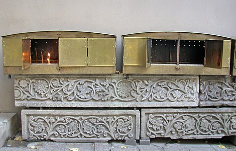 Chiesa della Stavropoleos, portico, posto per accendere le candele, fuori della chiesa.