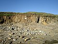 La falaise dominant la partie ouest de la plage de Raguénez ("Tahiti-plage") et panneau annonçant les risques d'éboulement de cette falaise.