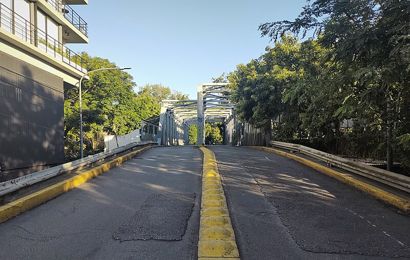 File:Puente en calle Ciudad de la Paz.jpg