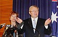 English: Kevin Rudd (right) and Julia Gillard (left) at their first press conference as leader and deputy leader of the Australian Labor Party on 4 December 2006. Français : Kevin Rudd (à droite) et Julia Gillard (à gauche) à leur premier conférence de presse en tant que leader et député du parti travailliste australien le 4 décembre 2006.