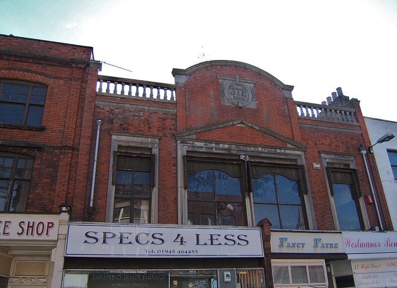 File:1925 building with modern shop-fronts - geograph.org.uk - 3607639.jpg