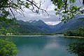 Le lac de Loudenvielle-Génos vu du nord et le site de Loudenvielle, Hautes-Pyrénées, France.