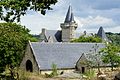 Le château du Hénan, vu depuis la route du moulin.