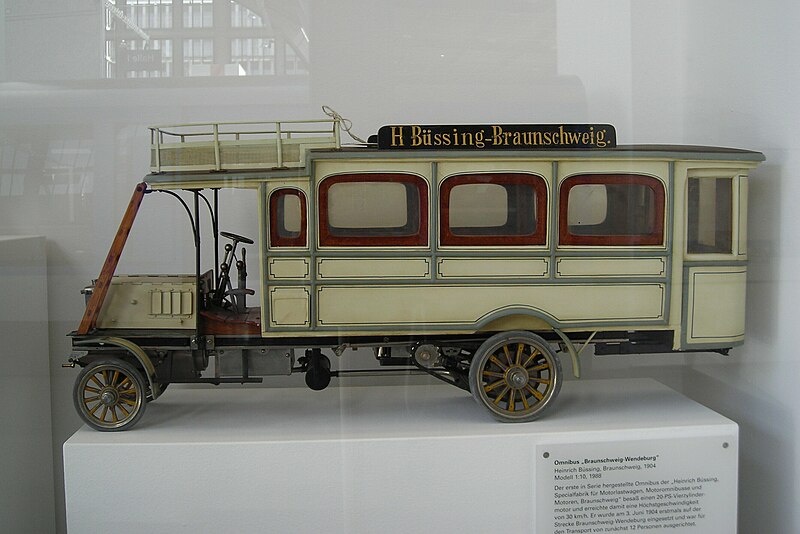 File:Büssingomnibus für die Linie Braunschweig-Wendeburg - Modell im Maßstab 1 zu 10 - Verkehrszentrum München (cropped).JPG