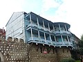 Maison à balcon de bois édifiée sur les remparts de la vieille ville