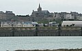 La Haute-Ville et Notre-Dame du Cap-Lihou depuis la grève de Hérel