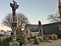 Plozévet : le calvaire du bourg et le monument aux morts.