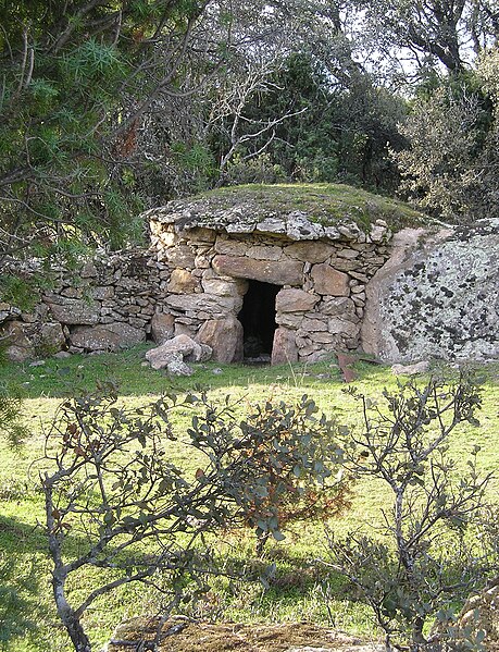 File:Casito de Pedrezuela.jpg