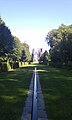 Saint-Goazec, parc du château de Trévarez : une allée du jardin menant au château