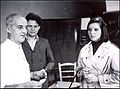 Luis Federico Leloir junto al doctor Armando Parodi y a su hija Amelia Leloir.