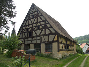 In Egensbach - Baudenkmal D-5-74-145-36: Scheune, Kalksteinmauerwerk und Fachwerkgiebel, 1. Hälfte 19. Jahrhundert