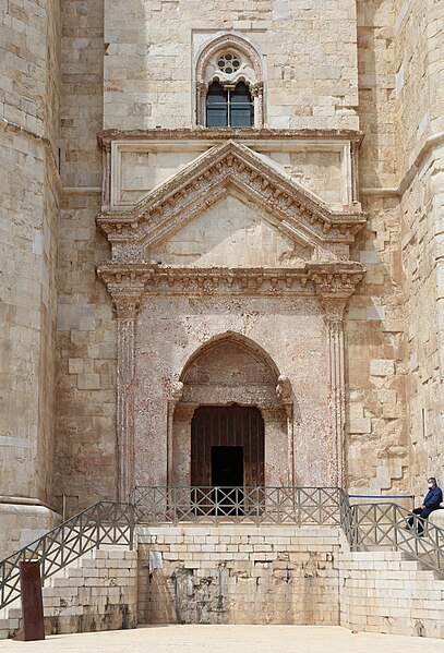 File:Castel del Monte, Italy 05.jpg