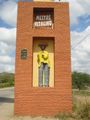 Imagem de Mestre Vitalino na entrada do Alto do Moura.