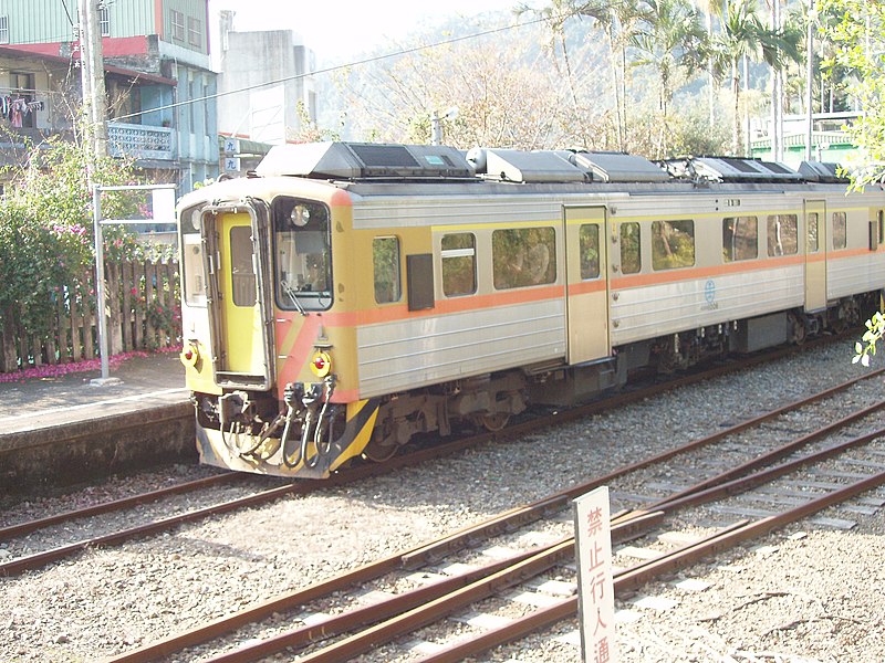 File:TRA DR1006 at Neiwan Station 20050123.jpg