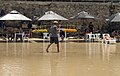 File:Ambulante caminhando com frutas na praia.jpg