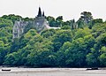 Le château du Hénan qui domine la ria de l'Aven vu du GR 34 au sud du château du Tal Mor.