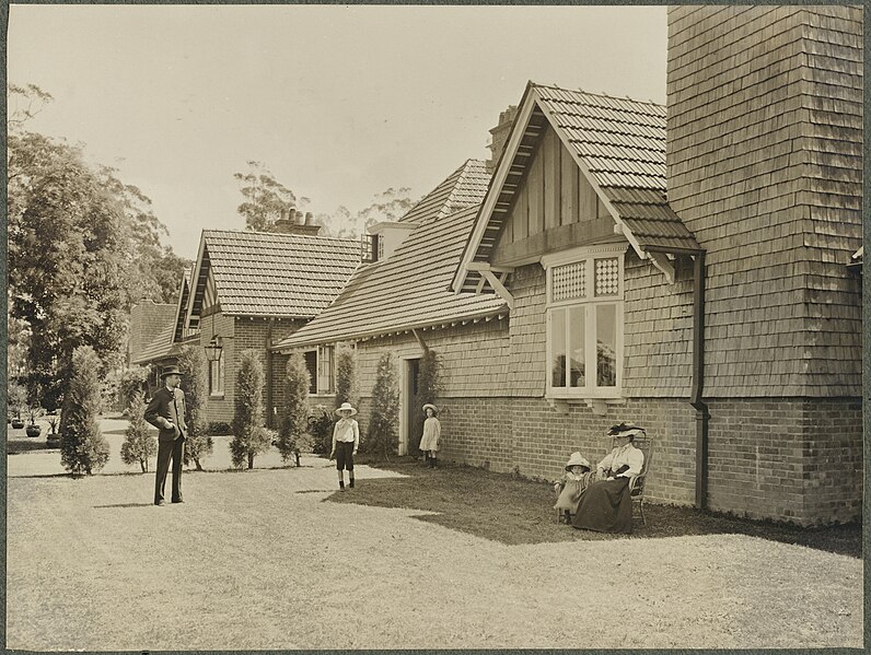 File:John Sullman and family, back yard, Ingleholme, Boomerang Street, Turramurra.jpg