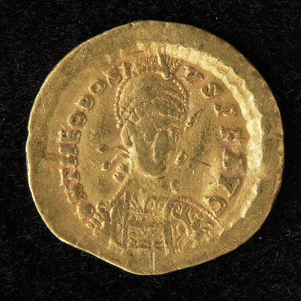 File:Solidus of Theodosius II.jpg