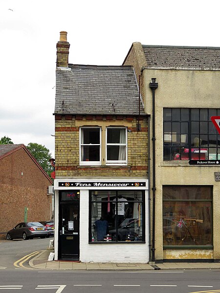 File:Fens Menswear on Chapel Road - geograph.org.uk - 4979832.jpg