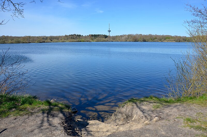 File:Apeler See und Fernmeldeturm (Schiffdorf).jpg