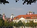 Deutsch: Gebäude des Landtages von Sachsen-Anhalt, gesehen vom Domplatz, dahinter das Hundertwasserhaus