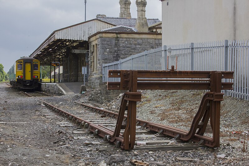 File:Buffer stops- Pembroke Dock (26784654114).jpg