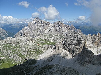 Paternkofel, Schusterplatte und Dreischusterspitze oberhalb des Toblinger Knotens und der Dreizinnenhütte