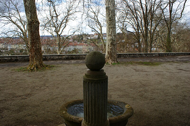 File:Tavel-Terrasse-Brunnen 09.jpg