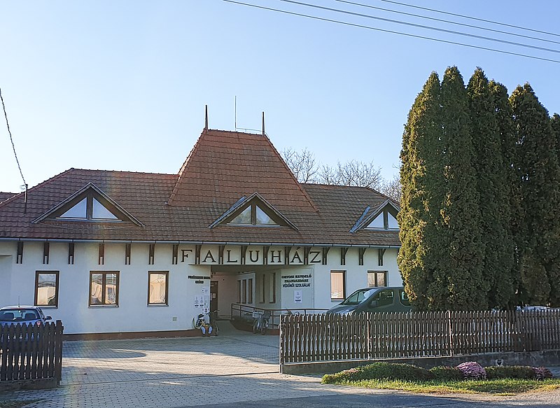 File:Gelénes, community house.jpg